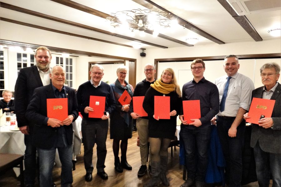 Von links: MdL Ulf Prange, Georg Altmeier, Manfred Scholz, Frau Stiewe (stv. Ehefrau Hans Stiewe), Tammo Schüller, Neele Meerbothe, Robin Syga, Jens Freymuth und Ernst Klie.